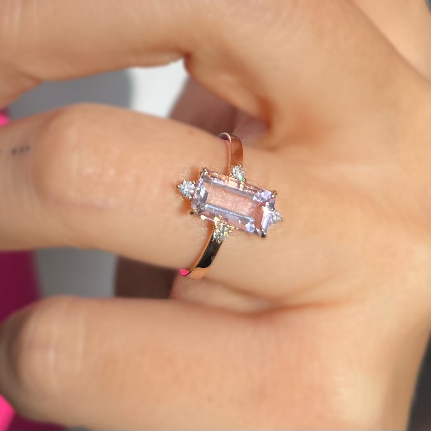 Модел дамски златен пръстен с камъни от естествен произход